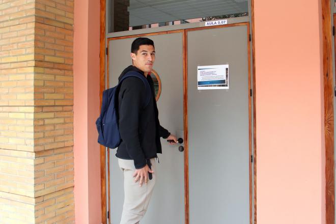 Diego González, entrando a una de las aulas de la facultad (Foto: Paco Rodríguez).