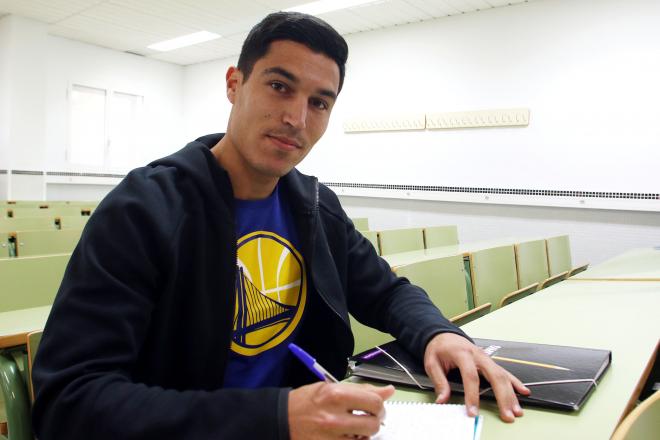 Diego González, en el aula donde se desarrolló la entrevista (Foto: Paco Rodríguez).