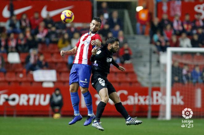 Molinero y Pacheco pugnan por un balón en el Sporting-Málaga (Foto: LaLiga).