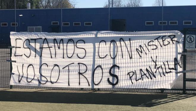 Pancarta en El Requexón durante el entrenamiento de este miércoles del conjunto azul (Foto: Borja García).