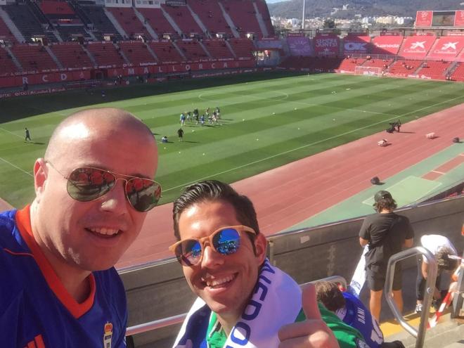 Carlos, a la izquierda, siguiendo al Real Oviedo en Mallorca.