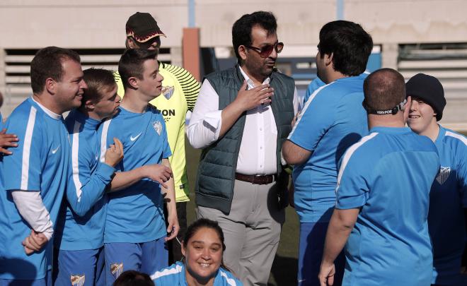 El presidente, departiendo con los jugadores del Málaga Genuine (Foto: Málaga CF).