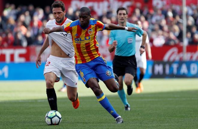 Franco Vázquez y Kondogbia, en el último Sevilla-Valencia.