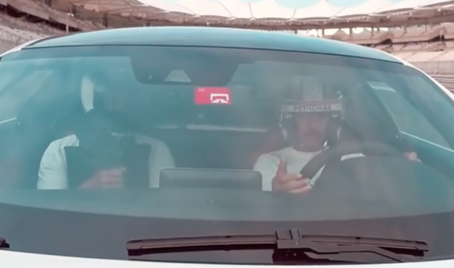 Lewis Hamilton y Will Smith, al volante en el circuito de Yas Marina de Abu Dabi.