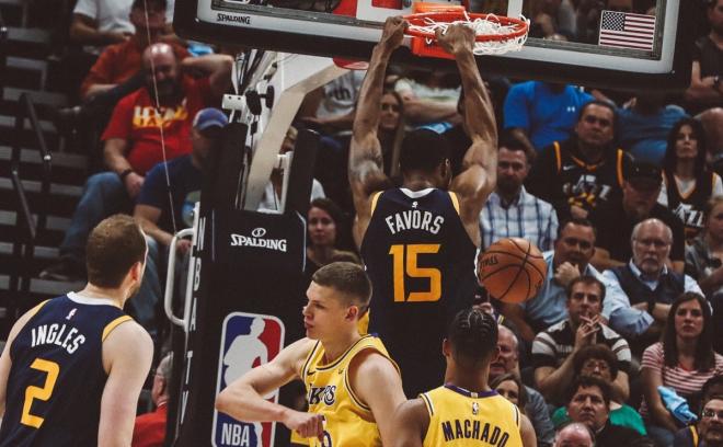 Mate de Favors en el partido frente a los Lakers (Foto: Utah Jazz).