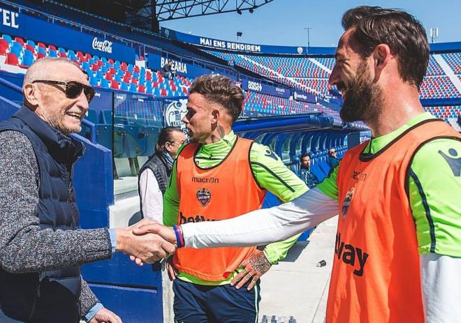 Pedro Catalán saluda a Morales tras el entrenamiento en el Ciutat. (Foto: Adolfo Benetó/Levante UD)
