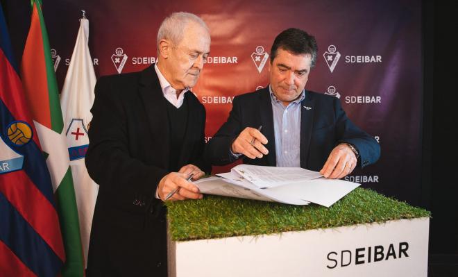 Mikel Larrañaga, Vicepresidente de SD Eibar Fundazioa, y Ángel López, Presidente del Club Ciclista Eibarrés firmando el acuerdo.