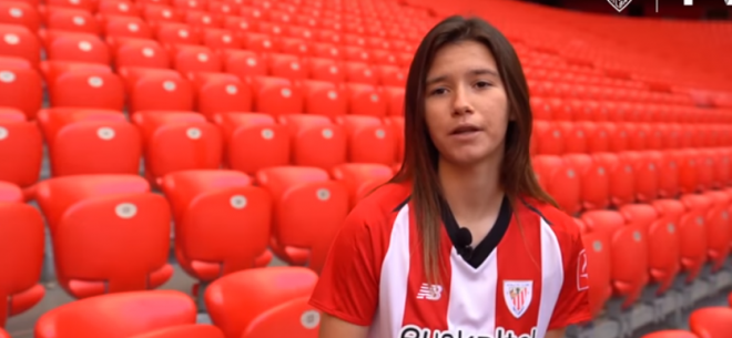 La jugadora del Athletic Club femenino Damaris Egurrola entrevistada en San Mamés.