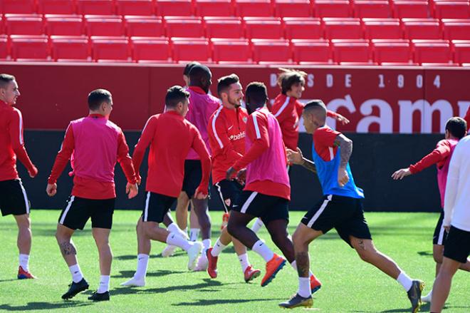 Los jugadores del Sevilla, entrenando en el Sánchez-Pizjuán (Foto: Kiko Hurtado).