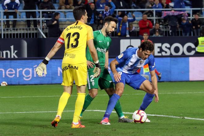 Diego Mariño en una acción del Málaga-Sporting (Foto: Paco Rodríguez).