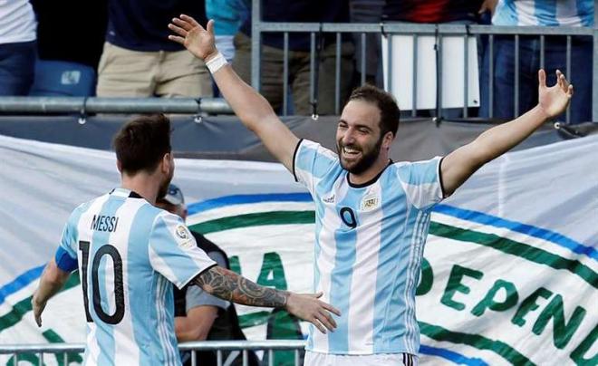 Higuaín y Messi con la Selección Argentina.