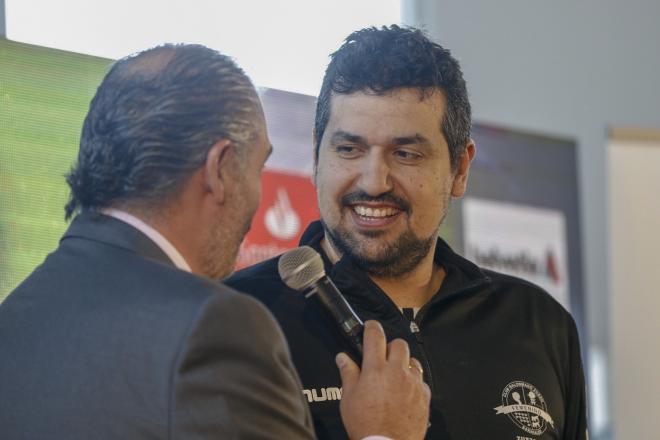 Joseba Rodríguez, entrenador del Zuazo, tras conocer el resultado del sorteo (Foto: Edu DF/BLACKSWAN).