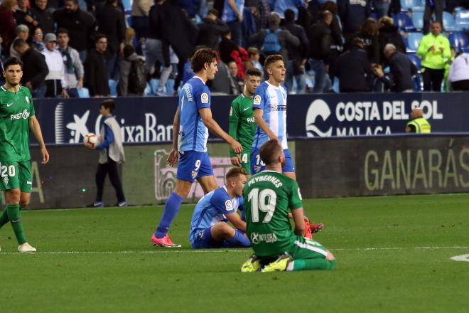 Así terminaron el partido Málaga y Sporting (Foto: Paco Rodríguez).