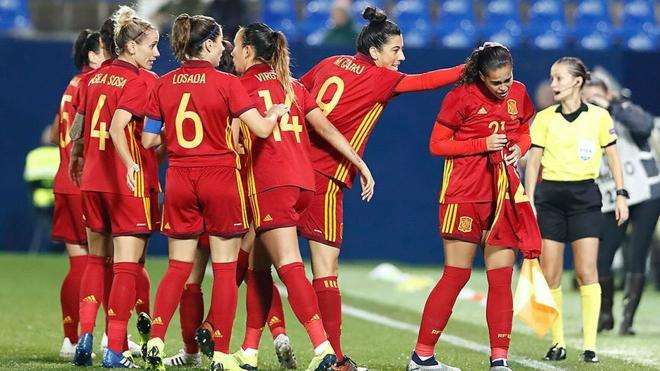La selección española femenina celebra un gol.