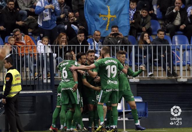 Los jugadores del Sporting celebran el tanto en La Rosaleda (Foto: LaLiga).