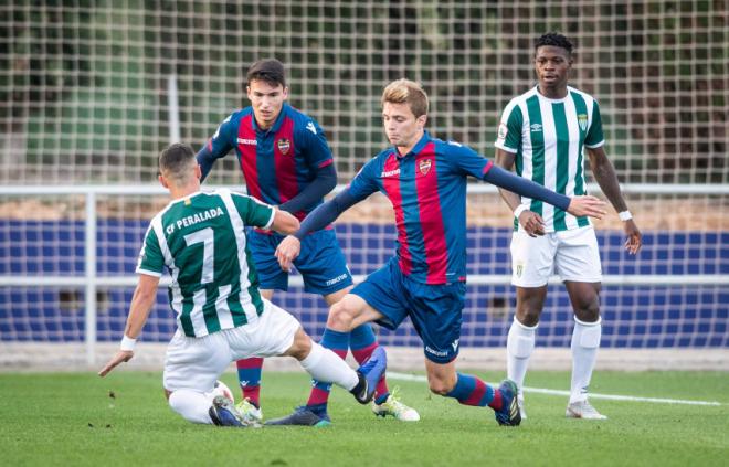 Fran Manzanara controla el esférico. (Foto: Levante UD)