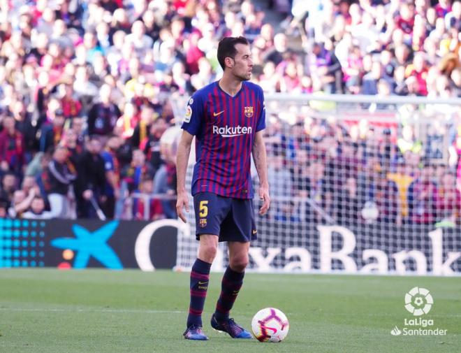 Sergio Busquets divisa el campo con el balón en los pies (Foto: LaLiga Santander).