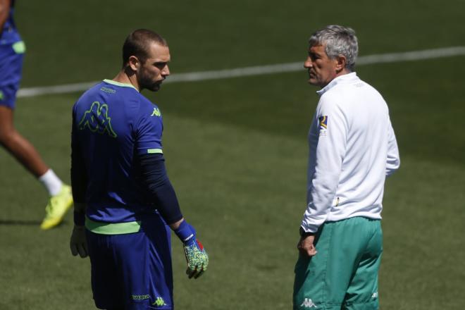 Pau López, junto a Quique Setién (Foto: Kiko Hurtado).