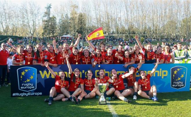 La selección española de rugby femenino celebra su campeonato de Europa.