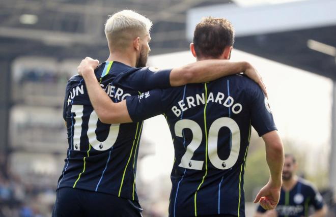 Kun Agüero y Bernardo Silva celebran un gol con el Manchester City (@ManCity).