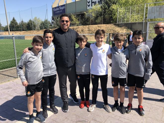 Ronaldo Nazário, junto a diferentes jugadores del fútbol base del club pucelano (Foto: RealValladolid.es).