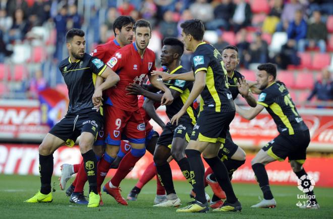 Varios jugadores del Granada defienden una acción del Numancia (Foto: LaLiga).