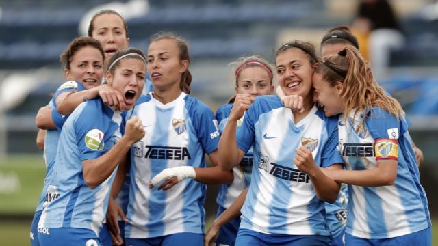Paula Fernández celebra su gol con sus compañeras (Foto: LaLiga).