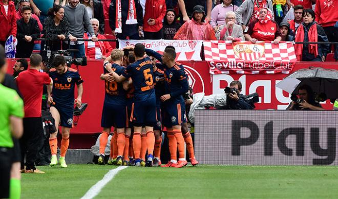 El Valencia celebra el gol de Parejo en el Sánchez-Pizjuán (Foto: Kiko Hurtado).