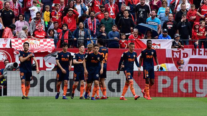 El Valencia celebra el gol de Parejo en el Sánchez-Pizjuán (Foto: Kiko Hurtado).