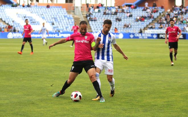 Añón, en una jugada del duelo (Foto: Marbella FC).