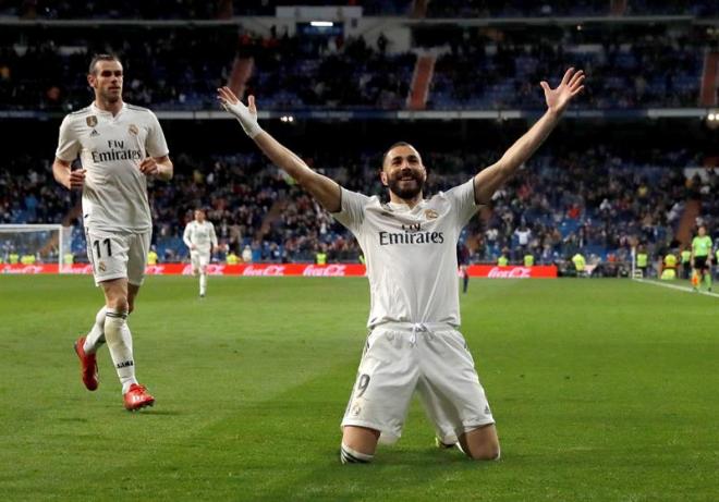 Karim Benzema celebra su gol en el Real Madrid-Huesca.