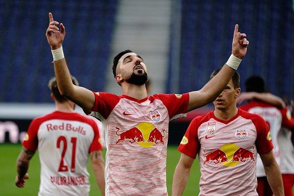 Munas Dabbur celebra uno de los goles con el RB Salzburgo.