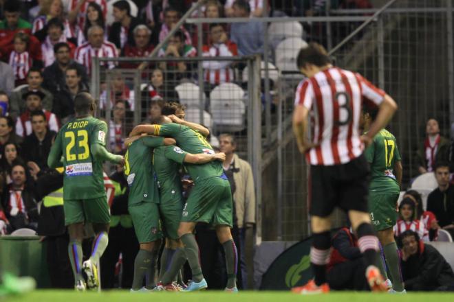 Los jugadores del Levante celebran el último gol oficial del viejo San Mamés. (Foto: Levante UD).