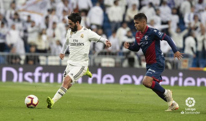 Isco lanza un pase en el Real Madrid-Huesca.