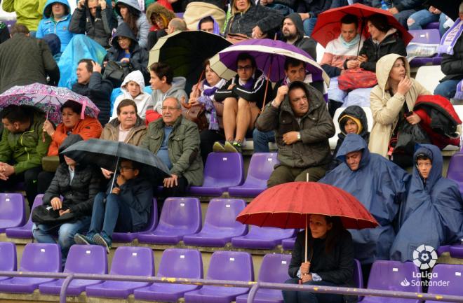 La afición del Pucela, bajo la lluvia.