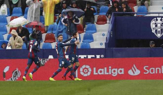Rochina, Morales y Simon celebran un gol durante el Levante-Eibar.