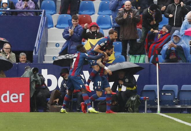 Celebración del gol de Morales ante el Éibar. (Foto: David González)