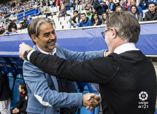 Natxo González se saluda amistosamente con Juan Antonio Anquela antes del Real Oviedo-Dépor (Foto: LaLiga).