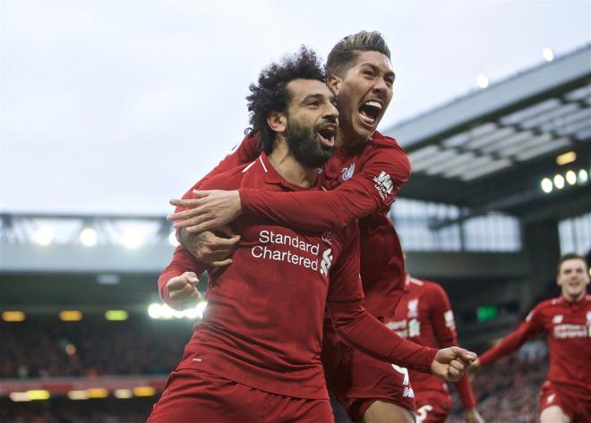 Mo Salah y Roberto Firmino celebran un gol del Liverpool al Tottenham (Foto: @LFC).