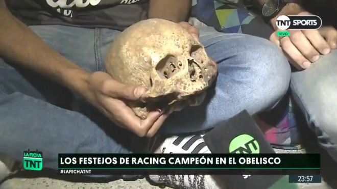 Un fan de Racing de Avellaneda se lleva la calavera de su abuelo muerto a la celebración del título de Racing.