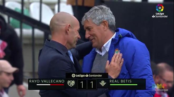 Quique Setién y Paco Jémez saludándose al comienzo de su disputa.