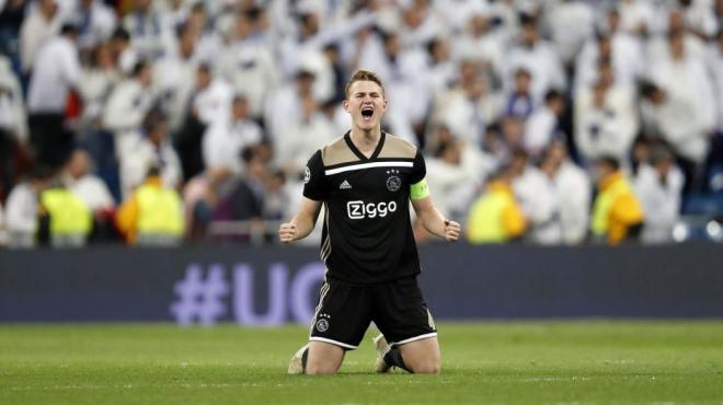 De Ligt celebra sobre el césped del Bernabéu la victoria del Ajax.