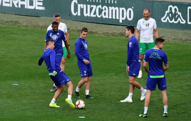 Los jugadores del Betis, en un entrenamiento. (Foto: Kiko Hurtado)