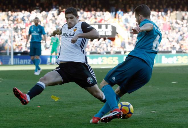 Guedes y Nacho, en el último Valencia-Real Madrid.