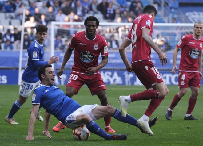 Ramón Folch en una acción del partido ante el Deportivo (Foto: Luis Manso).