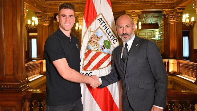 Unai Simón junto al presidente Aitor Elizegi tras firmar la revisión de su contrato (Foto: Athletic Club).