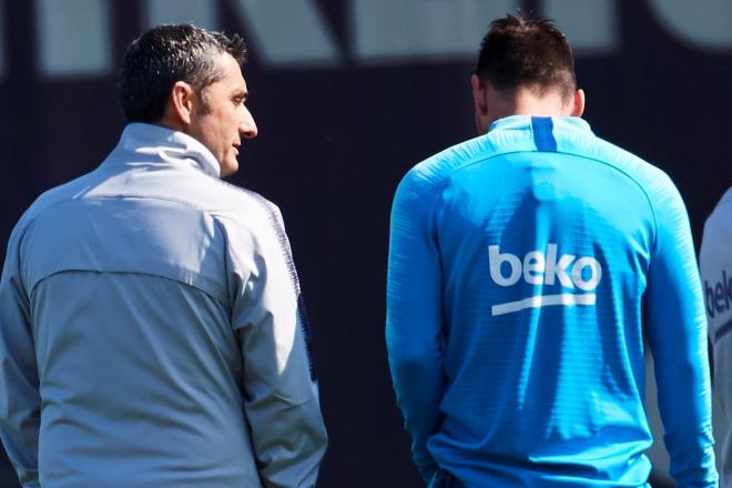 Valverde, dialogando con Leo Messi (Foto: EFE).