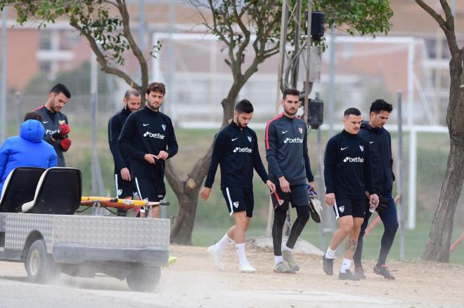 El Sevilla volviendo a los entrenamientos en la mañana de este lunes. (Foto: Kiko Hurtado).