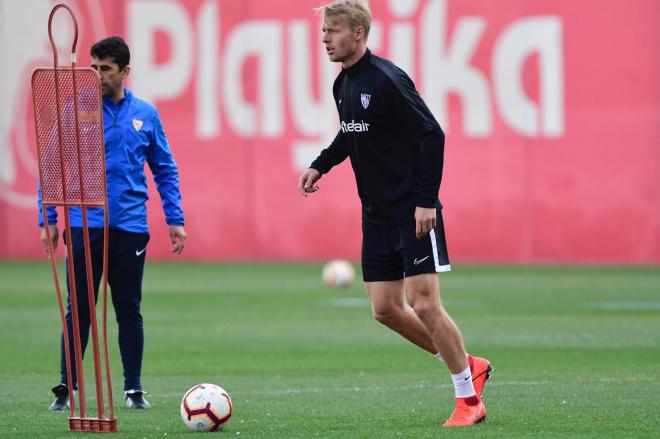 Kjær realizando las actividades correspondientes con el resto de la plantilla. (Foto: Kiko Hurtado).