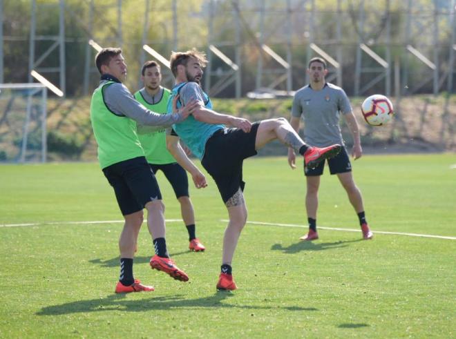 Borja intenta controlar un balón en su vuelta a los entrenamientos tras la lesión (Foto: Real Valladolid).